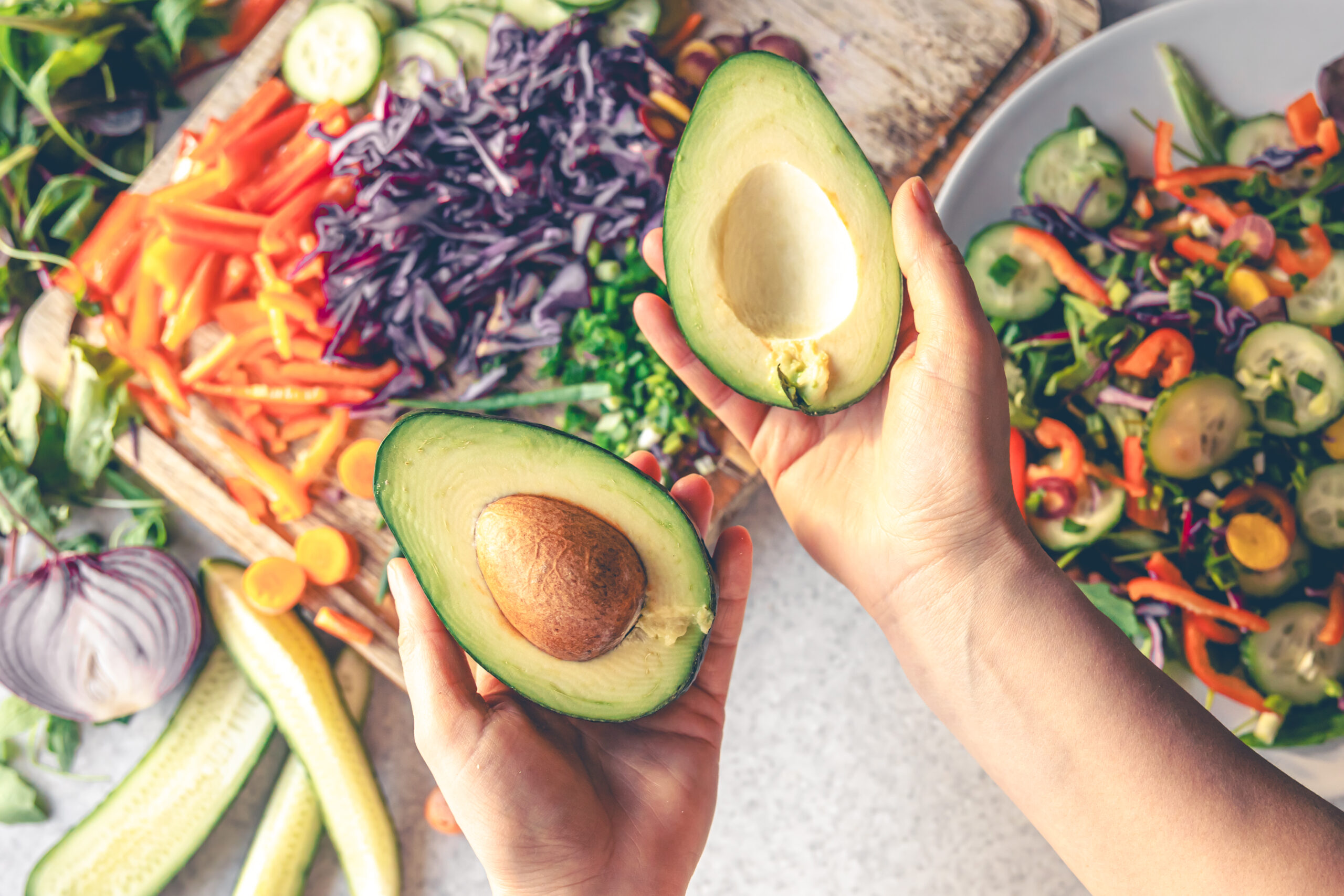 Close-up of a cut avocado in a woman's hands. A woman holds an avocado cut into two halves. Preparing a salad from fresh vegetables. Top view. SSUCv3H4sIAAAAAAAACpySz27CMAzG75P2DlXOVCr9w2CvgnZwk0AtQoKSlGlCvPucpEXedbf6Z/uzv7iP97eqEiMElOKzeqSIYjRmDtFDRGcJN5uFe22V9pzcfbdrOADkkVYYnUcwHI4Q5WThqgna2ZiEnzkpQoQ4Bx3SLguSEPWZNAp8SZSFjyWu1kROUgelhNgwFuYxsxUV8X91lo+vl+GztvInL8yMeG00FCPHUiou31H7K7cGs0LHXN2dBJMKOqYEeAMPf/puHiXaMyMuTvkuq5J0s40+bfUyI4xzNxhNevUTjdErnyAEKlcrZ7Ml/QXuyuZYF7OnRVUoOk4Kt13X7/vt0B/6j2HYdW27FJSDTkg6eZ1ViGJ5QcVdYdpAKAVNq5SuDyRS9ydo63HYQX0a9kPX7g8NbEe6xfMXAAD//wMANFvy+LkCAAA=